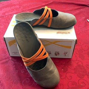Vionic w/ Orthaheel slip on Mules Sz.9
